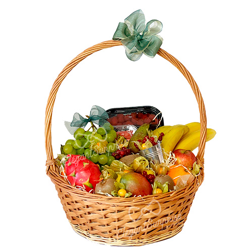 Кошик с ягодами та фруктами