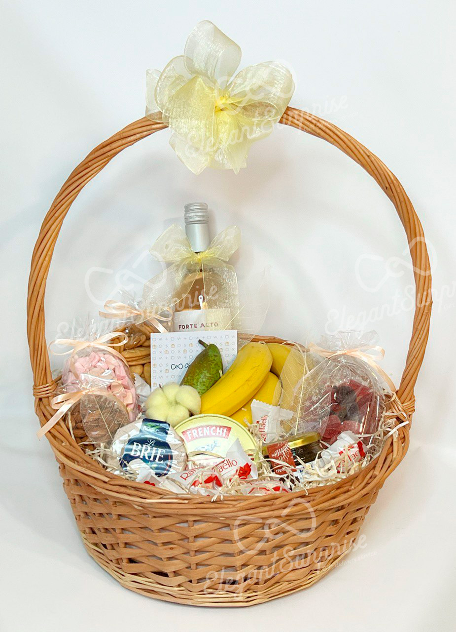 кошик для жінки з сиром і вином