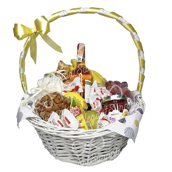 корзина с фруктами и вином